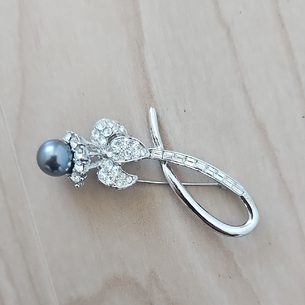 Elegant Silver and Black Pearl Brooch